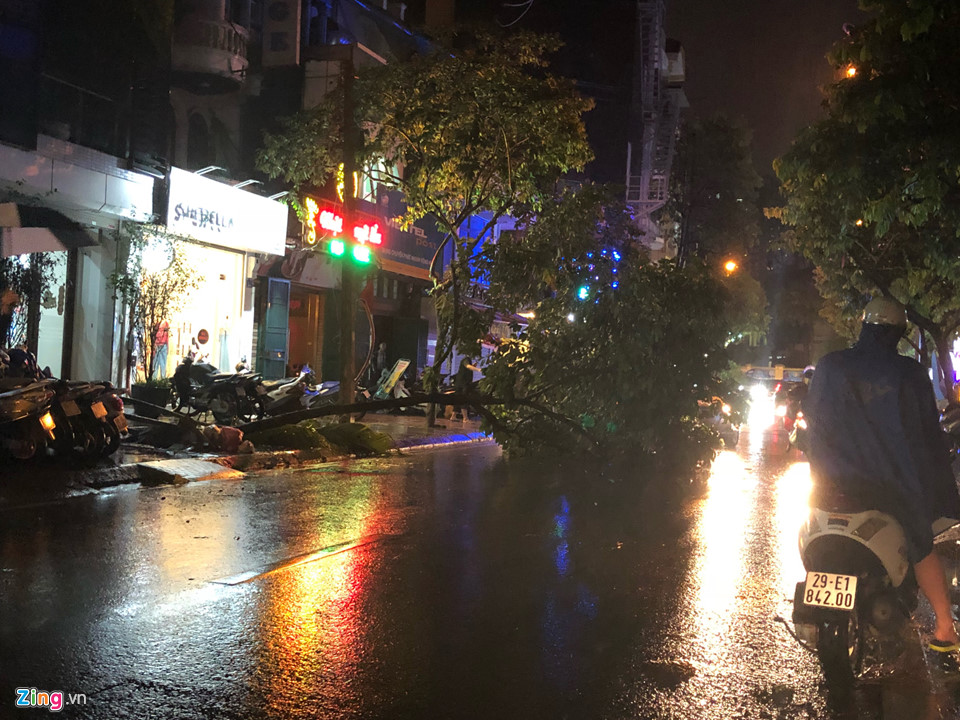 Hà Nội: Mây đen giăng kín kèm gió lốc, thanh niên đang tắm vội chạy lên bờ